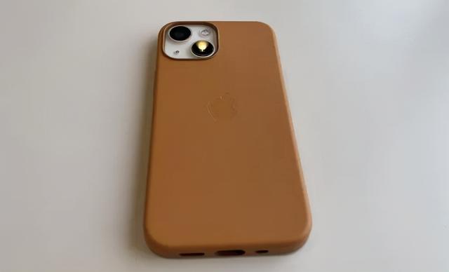 苹果 iPhone 13 mini 专用皮革保护壳使用感受：价格合理
