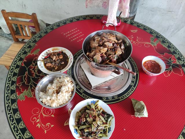 吃剩饭剩菜在农村是普遍现象，如果真有问题也就没人敢吃了