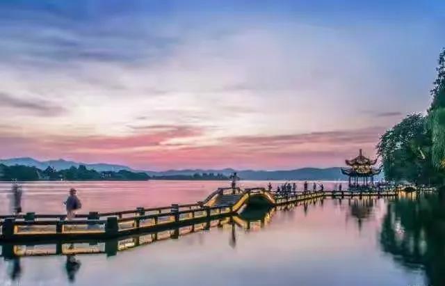 乱花渐欲迷人眼下一句是什么（浅草才能没马蹄）