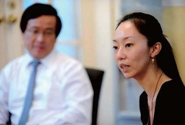 侯耀文大女儿罕露面！41岁素颜气质出众，和郭德纲于谦合照显亲密