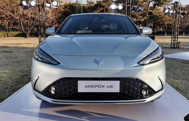 超长708公里真实续航，华为鸿蒙系统加持，买极狐阿尔法S真香