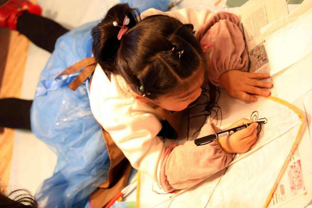 萌娃穿搭潮范儿十足，气场全开，原来打扮孩子有这么多好处