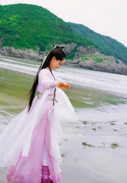 饰演周芷若的,正是喻可欣.