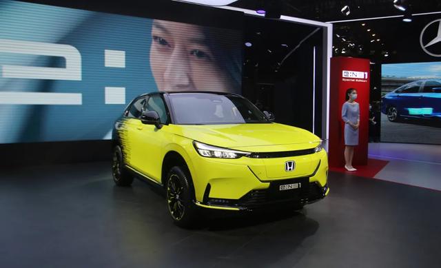 第四届进博会首日，2.1汽车馆越来越有科技范了