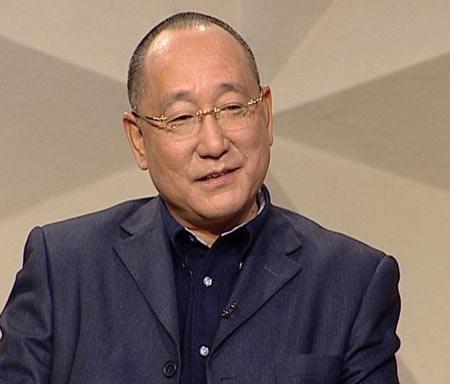 上海男子胡介国，2001年当上非洲首位华人酋长，拥有军队和选妃权