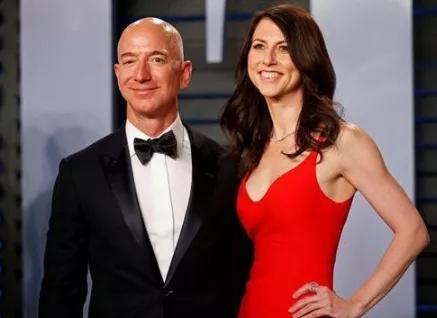 湖南女孩被世界首富收养，每月必须花完30万美金