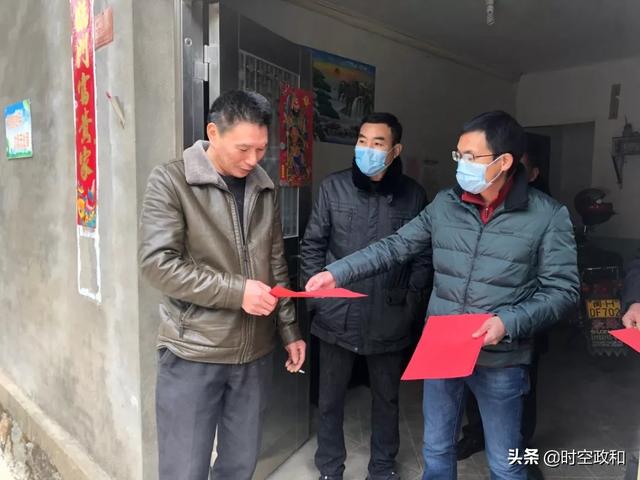 政和县驻村第一书记在村里“挑担子”，防疫情