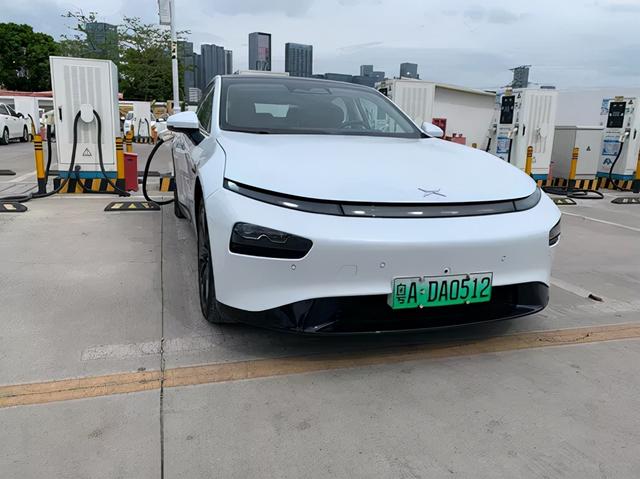 小鹏P7试驾报告：科技、好开、安静从容，这个小鹏有点料