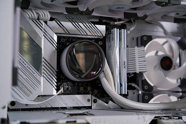 高顏值雪武戰姬純白主題，i7 11700K配RTX3070水冷主機方案