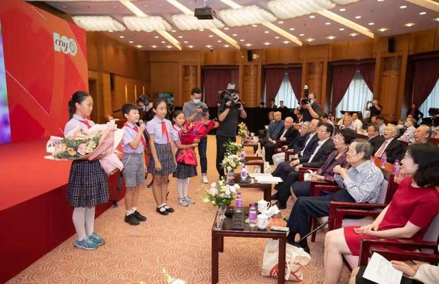 杨振宁百岁华诞，被妻子搀扶出镜，细节透露他很依赖翁帆