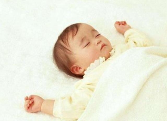 夜晚反复给孩子盖被子，这种做法对吗，宝宝有苦说不出