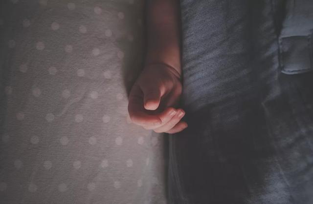 宝宝从床上摔下来，怎么办？千万警惕这些情况，第一步很关键