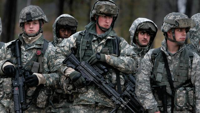 不工作也有钱花！美国印钱把自己搭进去，20万集装箱堵住洛杉矶港