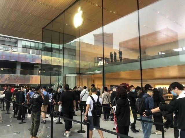 国产手机抢走苹果风头，再现1秒破亿，realme新机强势夺取双冠王