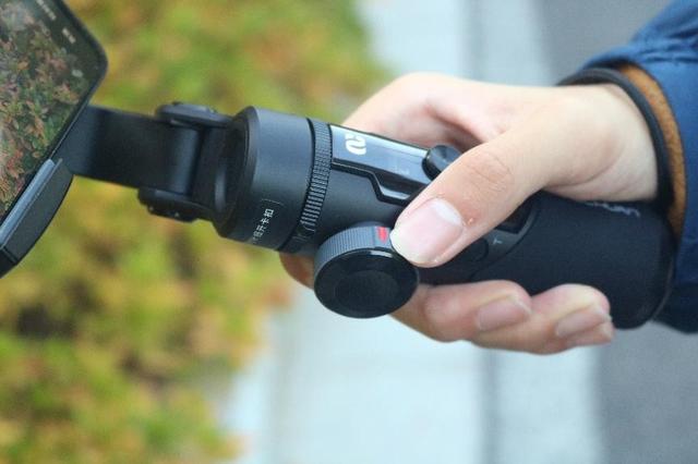 奥川SmartXR三轴手机稳定器体验：功能强大，单手可完成所有操作