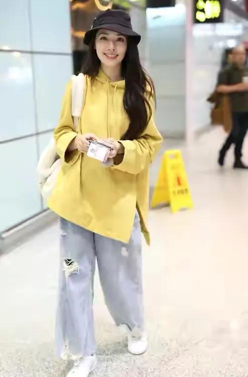 郭碧婷一家坐千万豪车真酷！把自己穿成大妈，抱女儿累得直不起腰