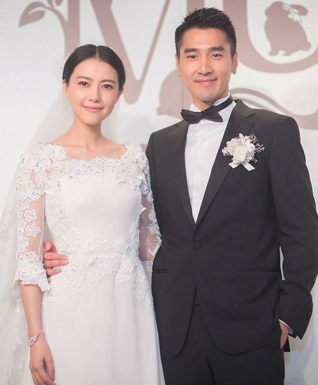 高圆圆和赵又廷也是因戏结缘,这段恋情来得很快,也来得很热烈,2014年