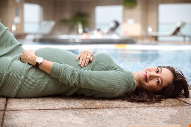 不惧13度的低温 41岁女星怀孕7个月下水拍照 2年前曾流产 天天要闻