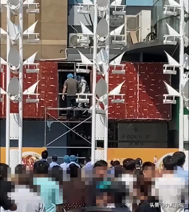 江苏泰州一广告牌后发现一具尸体，警方：天数太多不确定性别