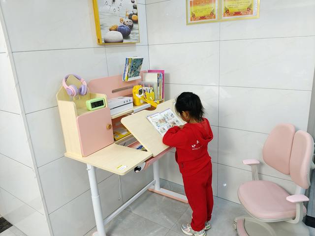 站坐交替，一张可伴孩子到18岁的书桌，乐歌儿童学习桌漫画家体验