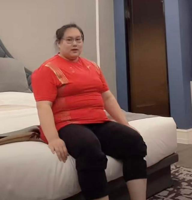 在东京奥运会只能打地铺的举重冠军李雯雯，在陕西全运会住上了大床房，可她为啥还要自己折腾一通？
