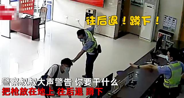 男子购买仿真手枪模型，因太过逼真主动到派出所上缴，拿出后民警立刻做出警觉状态