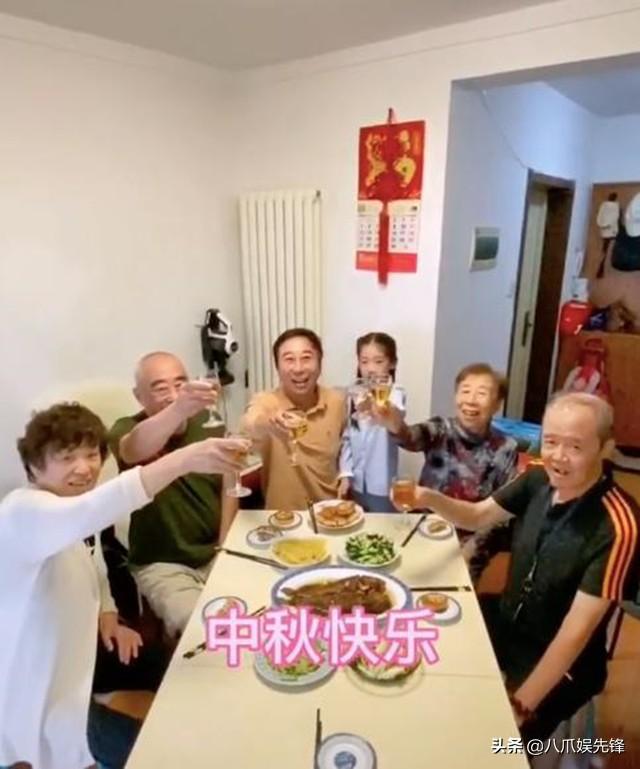 冯巩亲自下厨度中秋，张纪中一家五口合家欢，李彬在医院送祝福