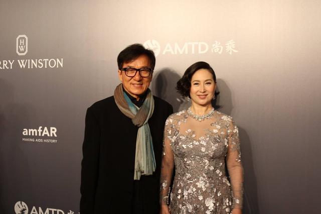 酒店女王身价百亿，爷爷是周大福老板，弟弟在银行还有108亿现金