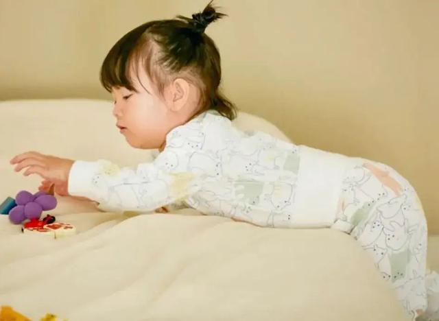 穿秋衣还是用睡袋好，这类宝宝更适合穿秋衣裤睡觉，如何挑选？