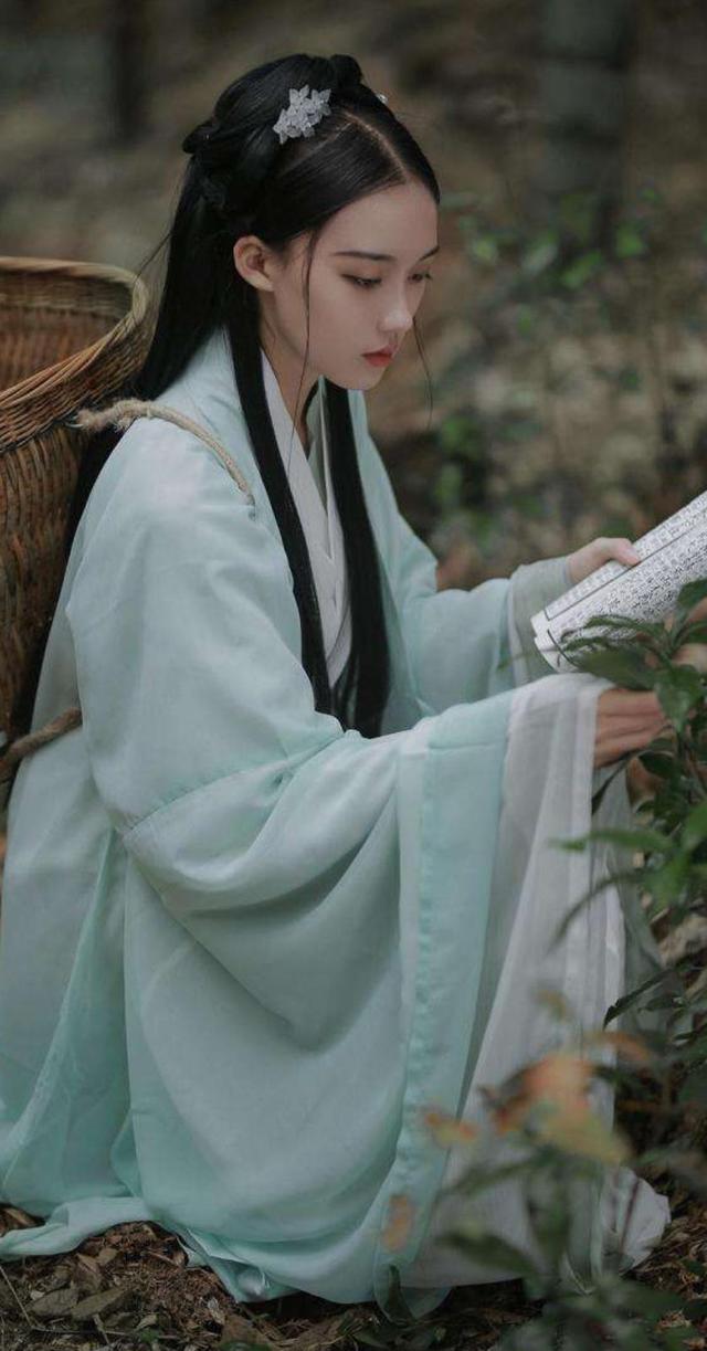 曲裾深衣是汉代女子服饰中最为常见的一种服式,也有男子穿戴.