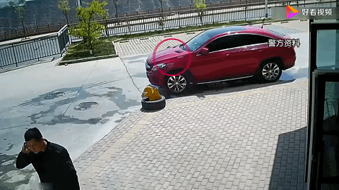 “听说你家孩子也爱玩滑板车？”这样骑很危险！