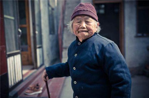 5年前，83岁老太喂智障儿子60粒安眠药，法庭上称：我实在养不动