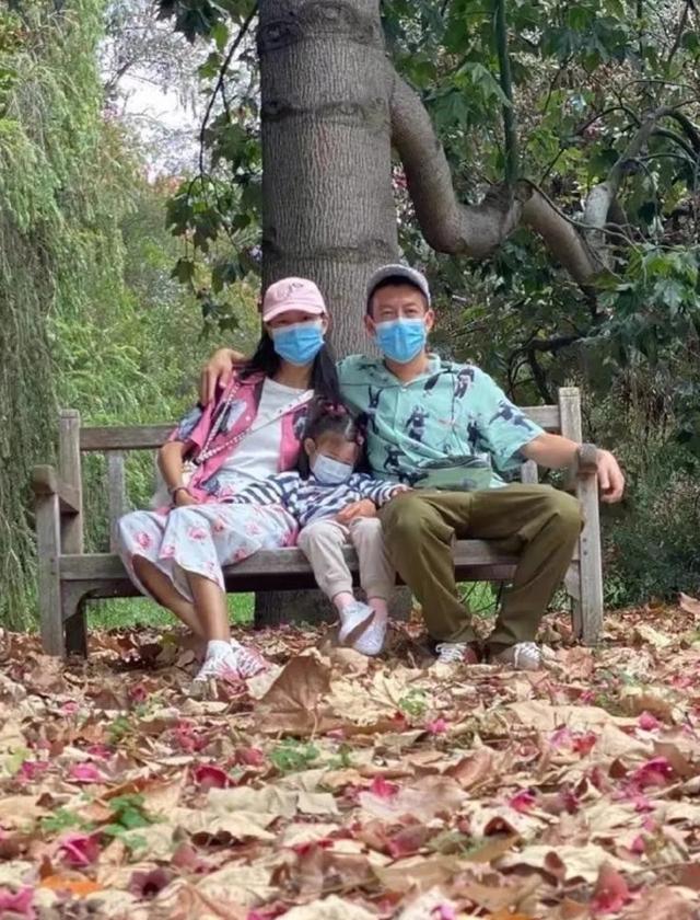 40岁陈冠希素颜登封面:陈冠希素颜登杂志封面，褪去锋芒眼神自信巨星范依旧
