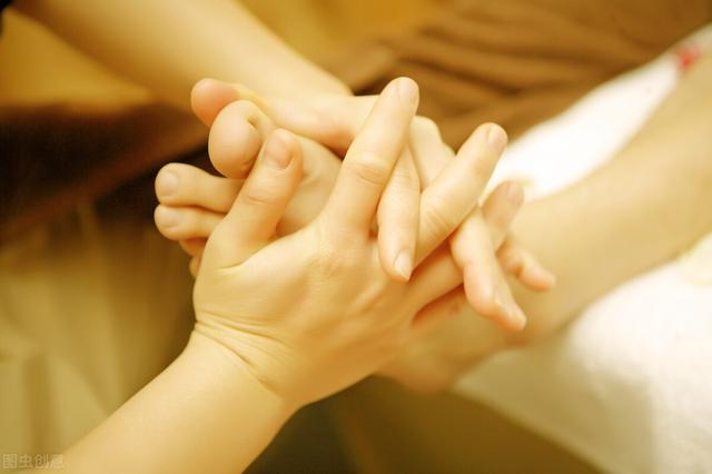 女人冬天手脚冰凉怎么办？按三穴，喝四汤，一个泡脚方，全身暖和