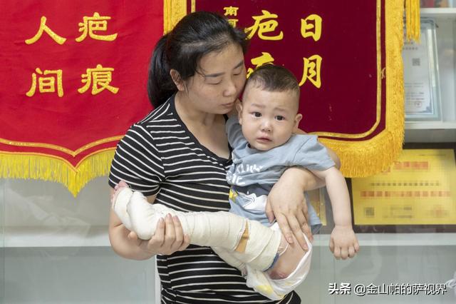 湖北咸宁：“咣当”一声学步车撞向茶几，一壶开水引发宝宝悲剧