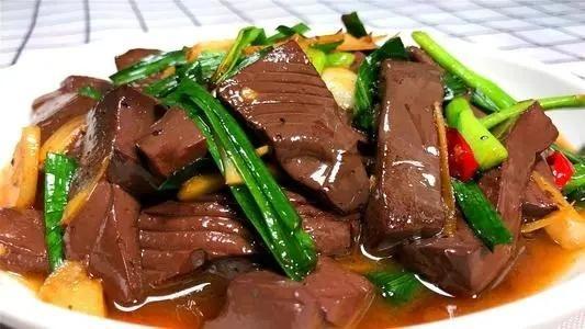 “气血不足”的人容易白发丛生？这4种食物或可“补气养血”