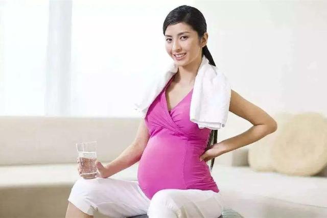 朱珠晒健身照，挺孕肚举哑铃，怀孕期间多大运动量比较合适 孕期健身 第7张