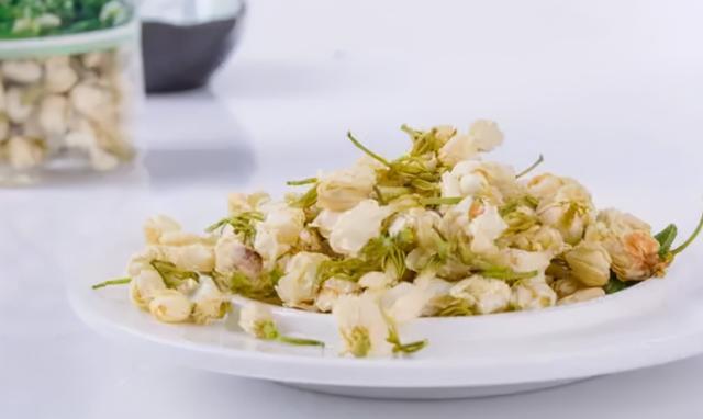 胃不好？常用4样食物泡水喝，或有助修复胃黏膜，提高胃功能