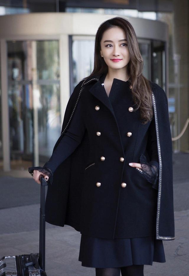 陈德容太会"扮嫩",穿玫红色西装配芭比粉长靴出镜,说她47谁信  第14张