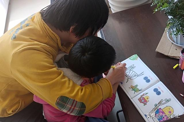 女子买菜摔倒致早产，孩子出生时仅有1.35斤，为保命经数次手术