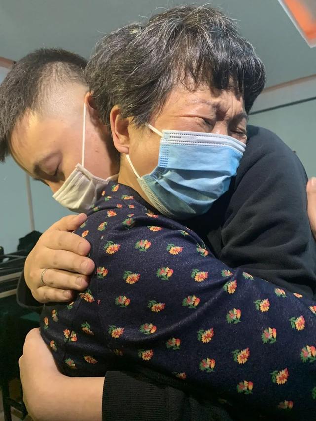 河南开封一大学生活剥父母