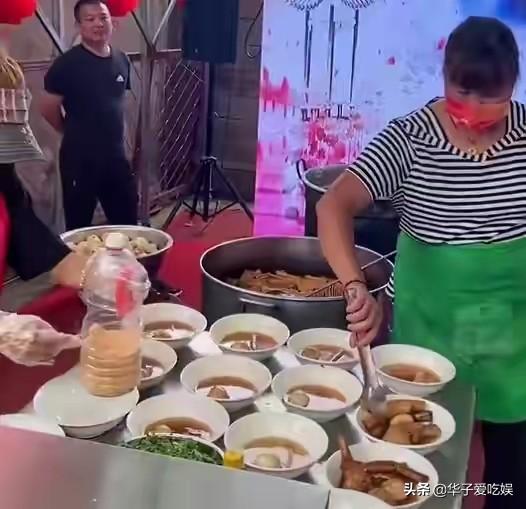拉面哥涨价引发热议，因为从一开始就是一个误会，他与大衣哥不同