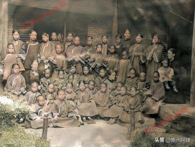 老照片：清朝时期的女子学校，学校里面全是女学生