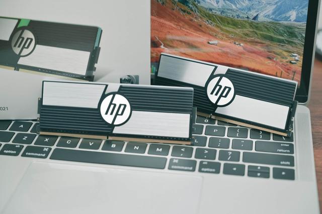 超頻玩傢的心頭好，B-Die顆粒的性能巔峰，HP V10真有那麼強？