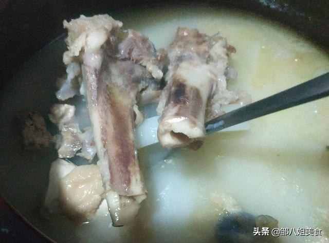 炖羊肉汤只会加水炖，难怪不好喝！牢记4点窍门，汤鲜香无异味