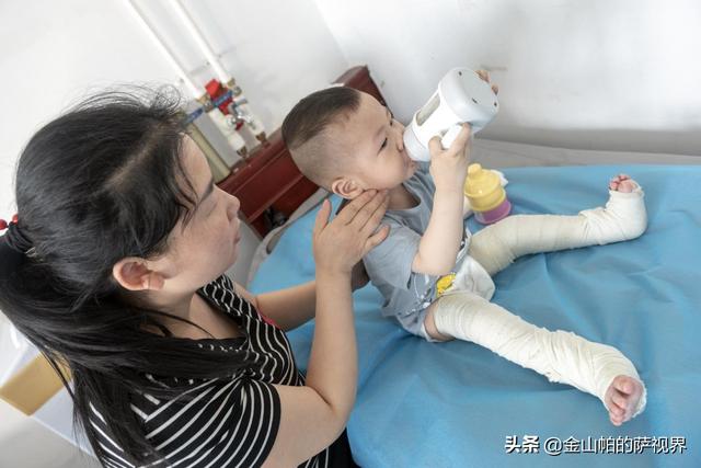 湖北咸宁：“咣当”一声学步车撞向茶几，一壶开水引发宝宝悲剧