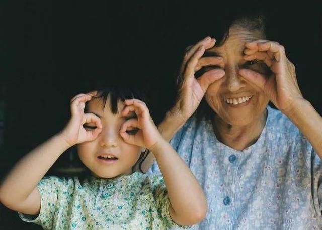 “只差49分就满分”的奶奶火了，正向鼓励对孩子来说多重要