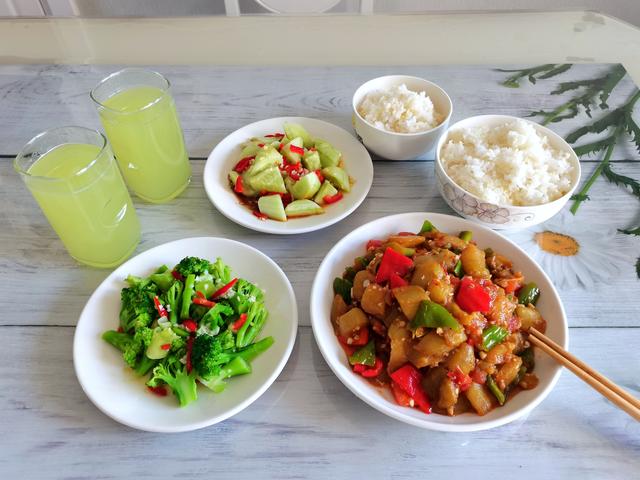 我家每天的晚餐,有蔬菜有主食,可能有很多人认为,晚餐吃一碗米饭,会