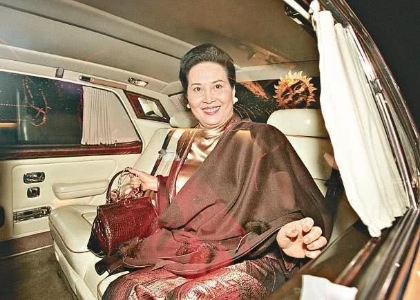 赌王二房蓝琼缨的出身（蓝琼缨几岁嫁赌王）