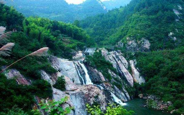 潛山縣天龍關景區:天龍關以其兩邊山勢險峭,峽谷深幽,地貌形似一條上